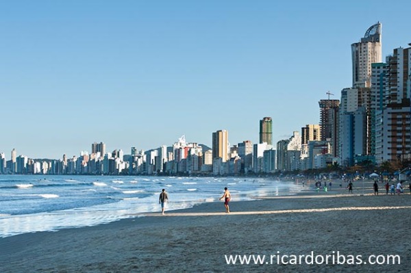 imagens das cidades dos brasileiros que nos visitam - Página 29 111002_balneario_camboriu_0001